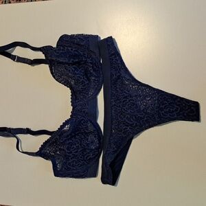 La Perla set. Bra sz 2 or 34 D. Bottoms sz 3 or M. Please see pictures for sizes